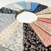 Tissu patchwork 100% coton imprimé délicat fleuri rose, gris et bleu